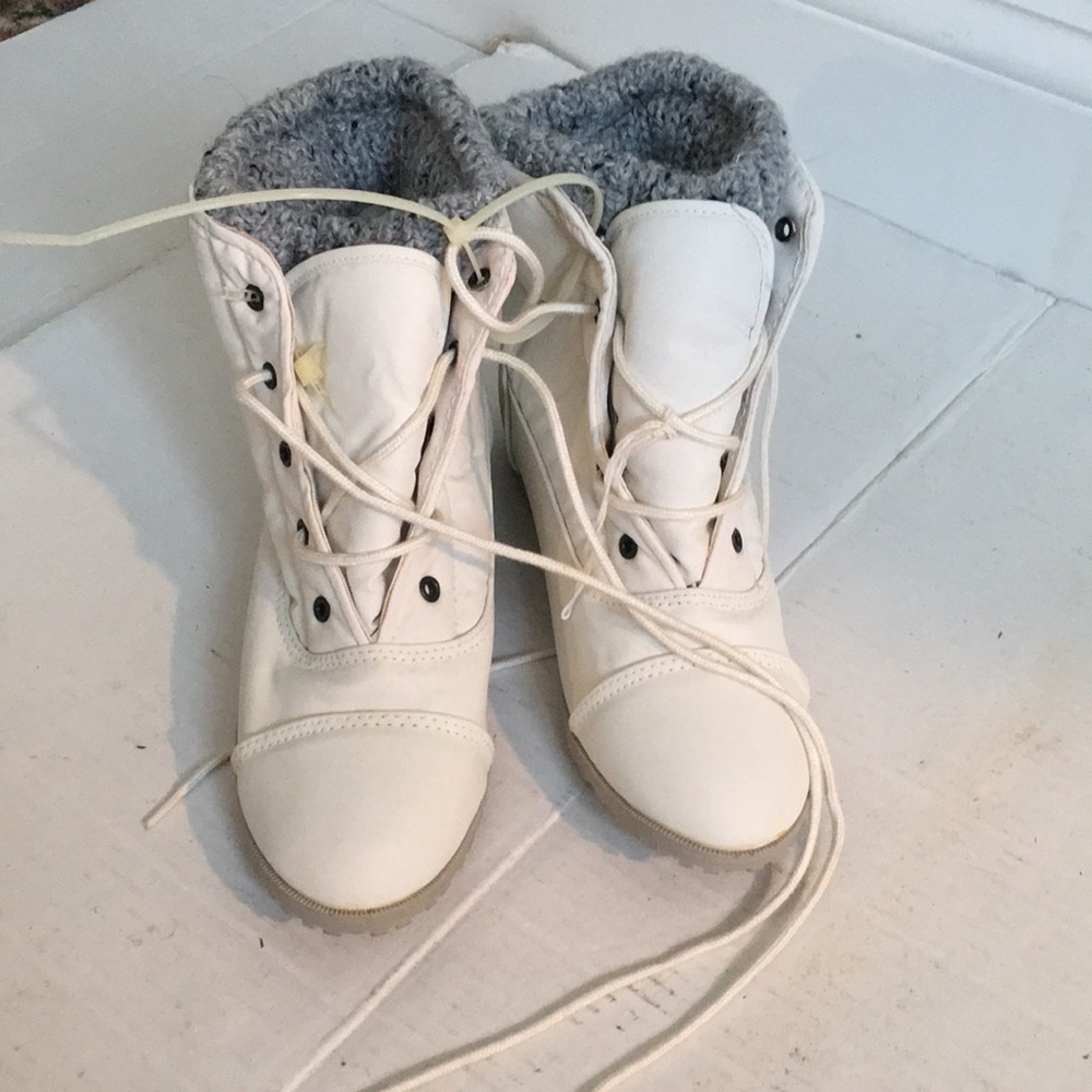 NWOT Girls brand new snow bootie